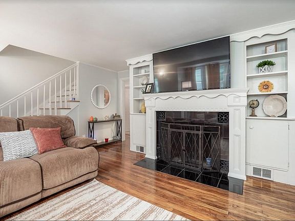 4th image of 660 Ashburnham St
