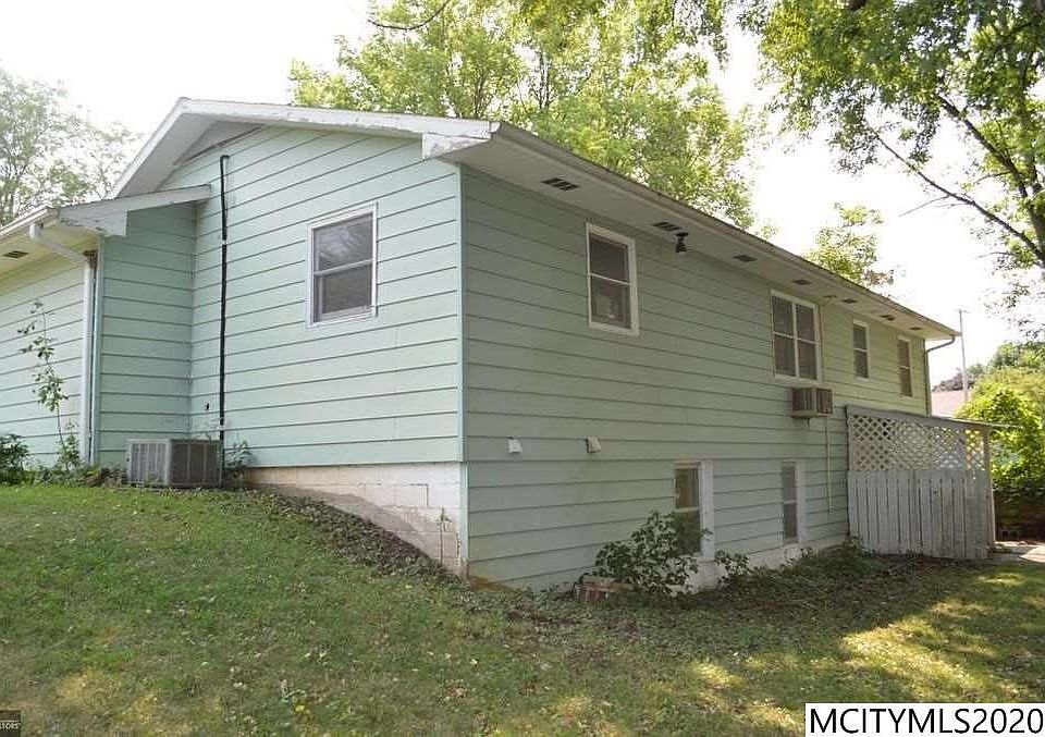 2nd image of 511 2nd St NE