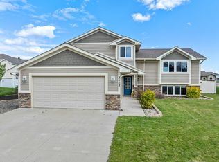 3428 Woodside Dr SE, Minot, ND 58701