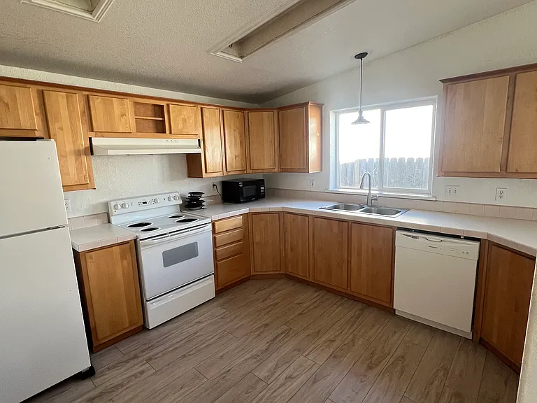 408 Alpine Dr — Photo 2