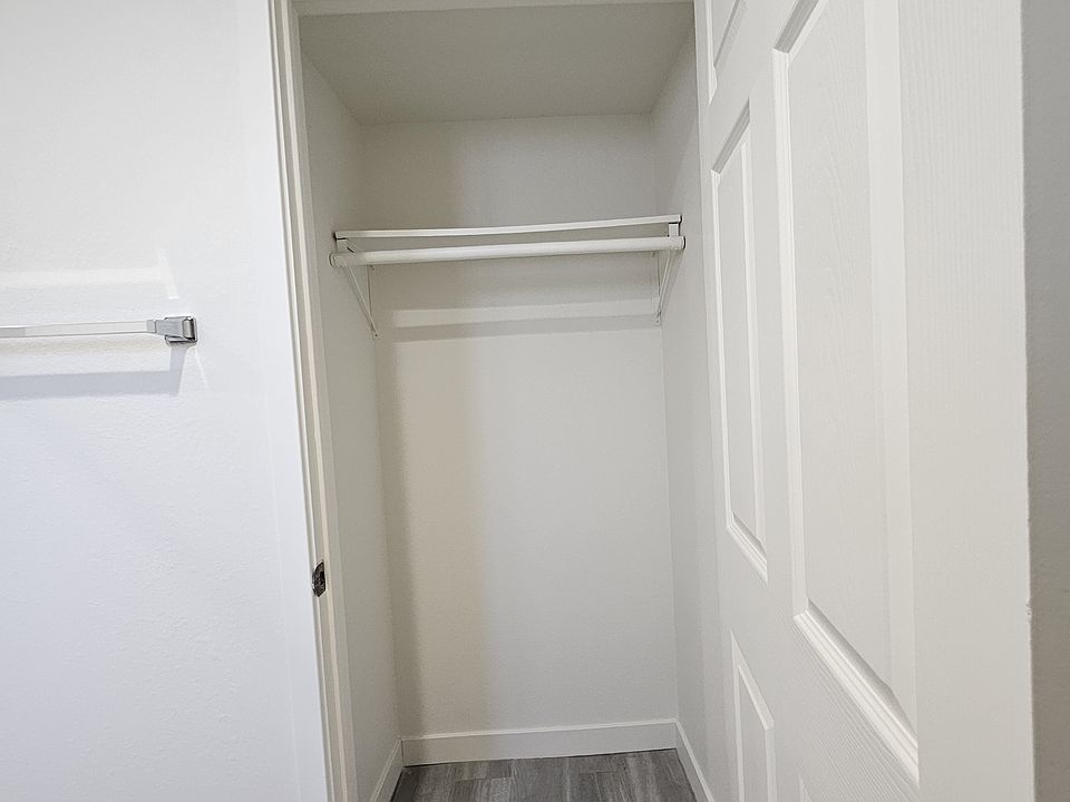 2nd image of 615 W 41st Pl #10