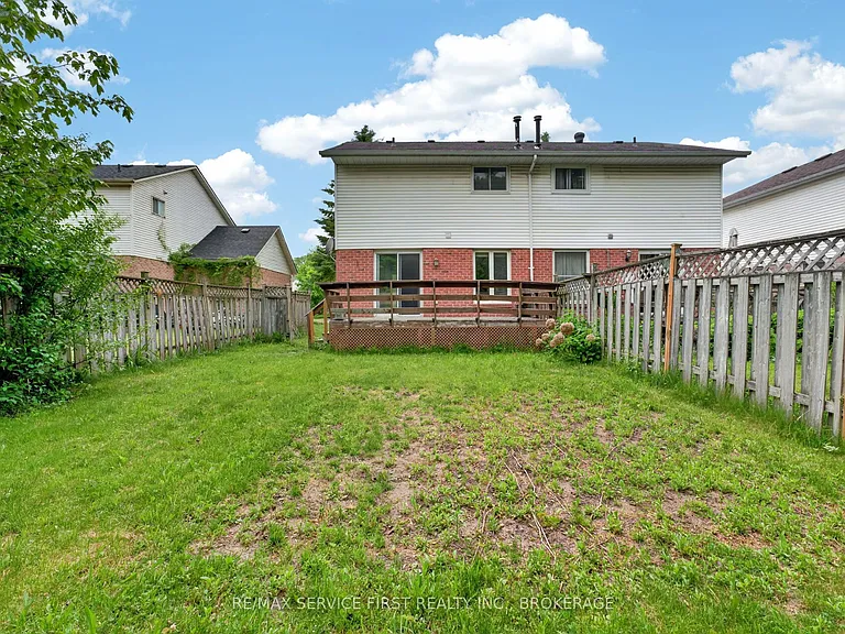 877 Muirfield Cres — Photo 37