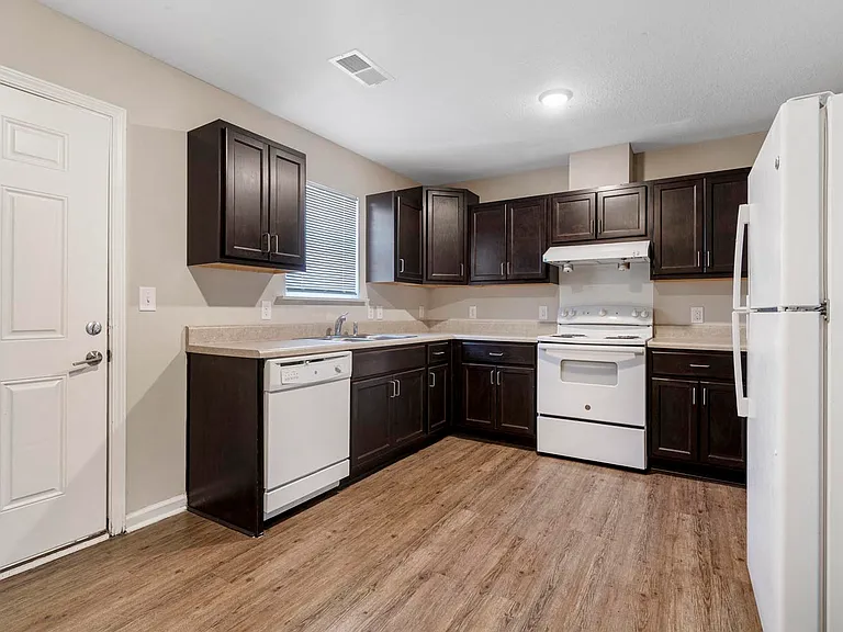 Ravenwood Crossing — Photo 17