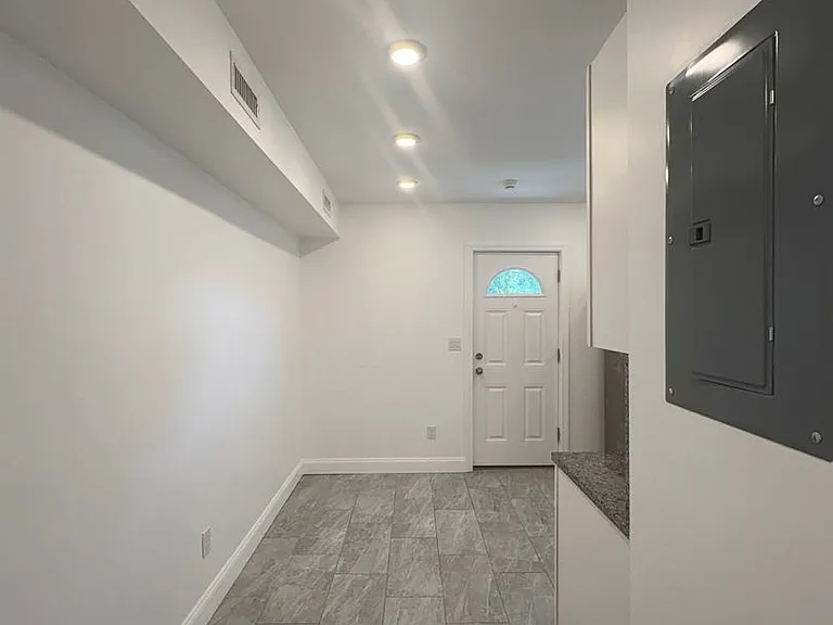 217-219 Washington St #3R — Photo 9
