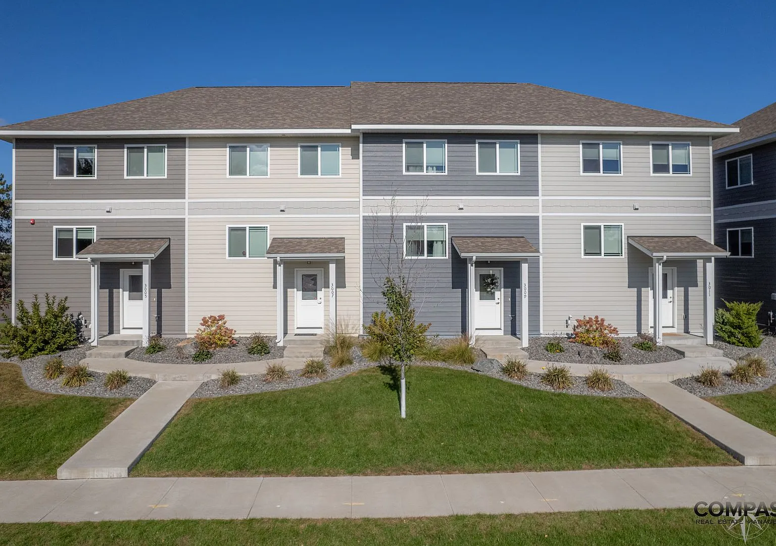 Spacious And Modern Townhome — Photo 1