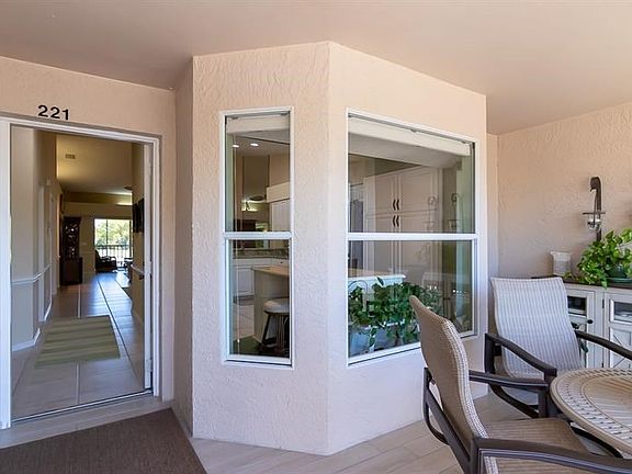 Views as soon as you walk in! Amazing cross breeze!