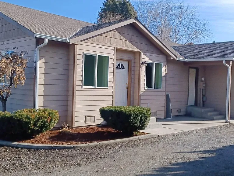 1225 Maple St — Photo 1