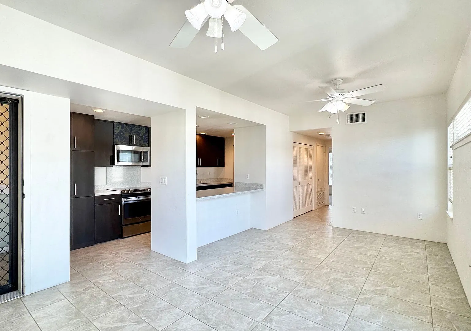 Highly Desirable 1 Bedroom Unit With 2 Parking! - Ka Malanai — Photo 4