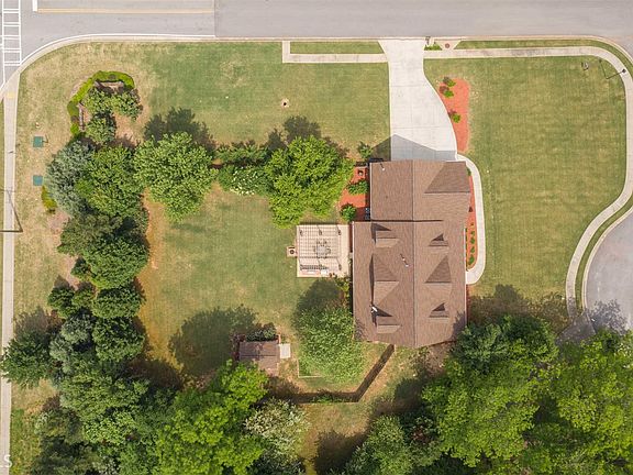 4th image of 105 Manor Dr