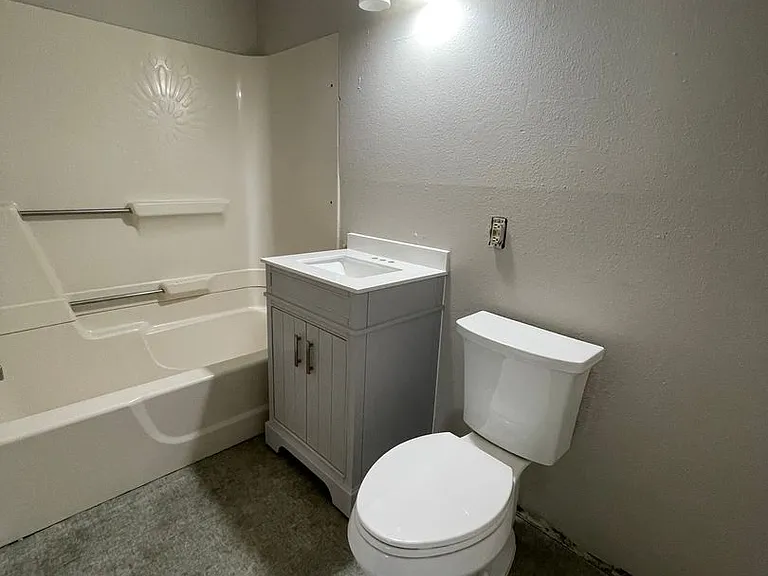 516 W 8th St #1 — Photo 7