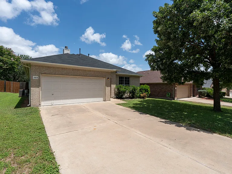 144 Oxford Dr — Photo 2