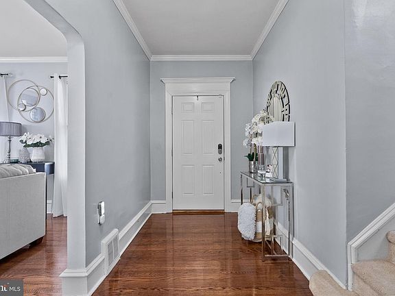 5th image of 6318 Irving Ave