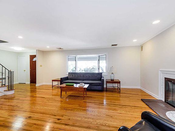 4th image of 5 Stuart Dr E
