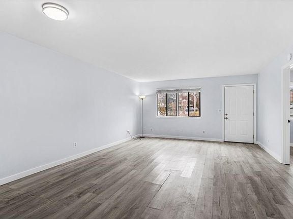 4th image of 303 Crystal Pl
