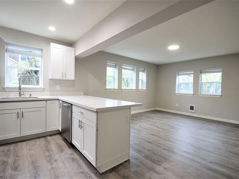 1608 E Republican St — Photo 4