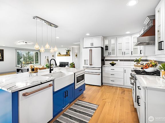 5th image of 3010 71st Avenue NE