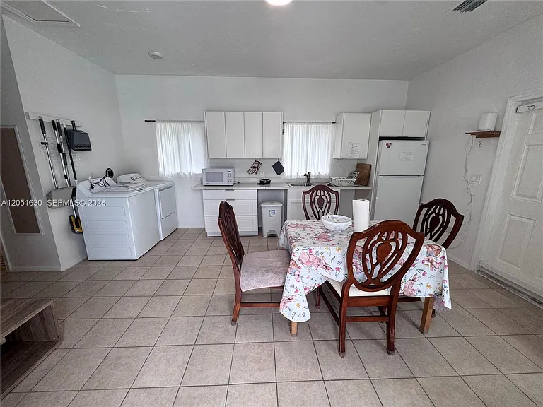 1239 N Victoria Park Rd #COTTAGE — Photo 2
