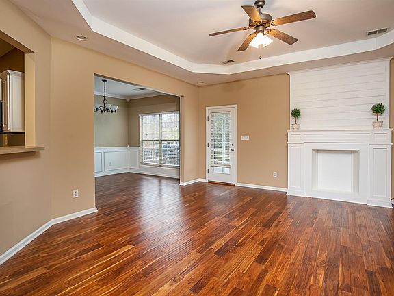 4th image of 932 Lauderdale Dr