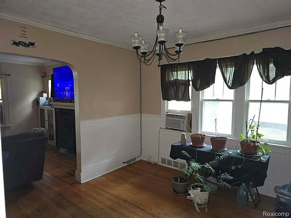 2nd image of 802 Marquette St