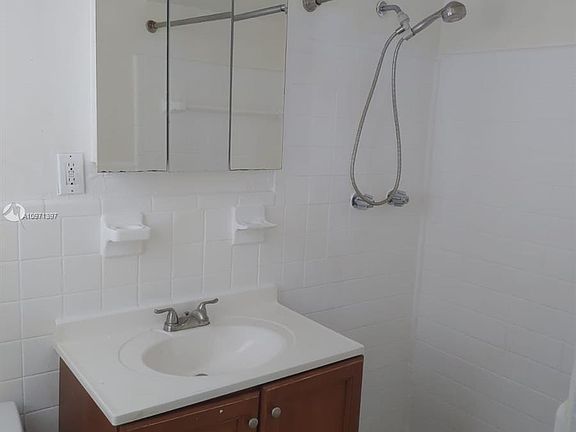 3rd image of 8221 Crespi Blvd #A