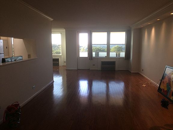 Spacious living room 