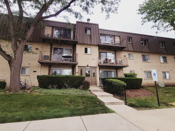 561 Fairway View Dr APT 2D, Wheeling, IL 60090