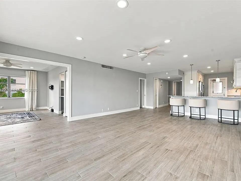 3050 N Palm Aire Dr #601