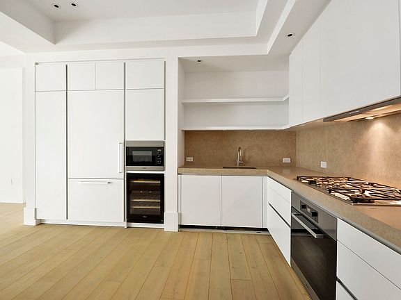 4th image of 404 Park Ave S APT 9A