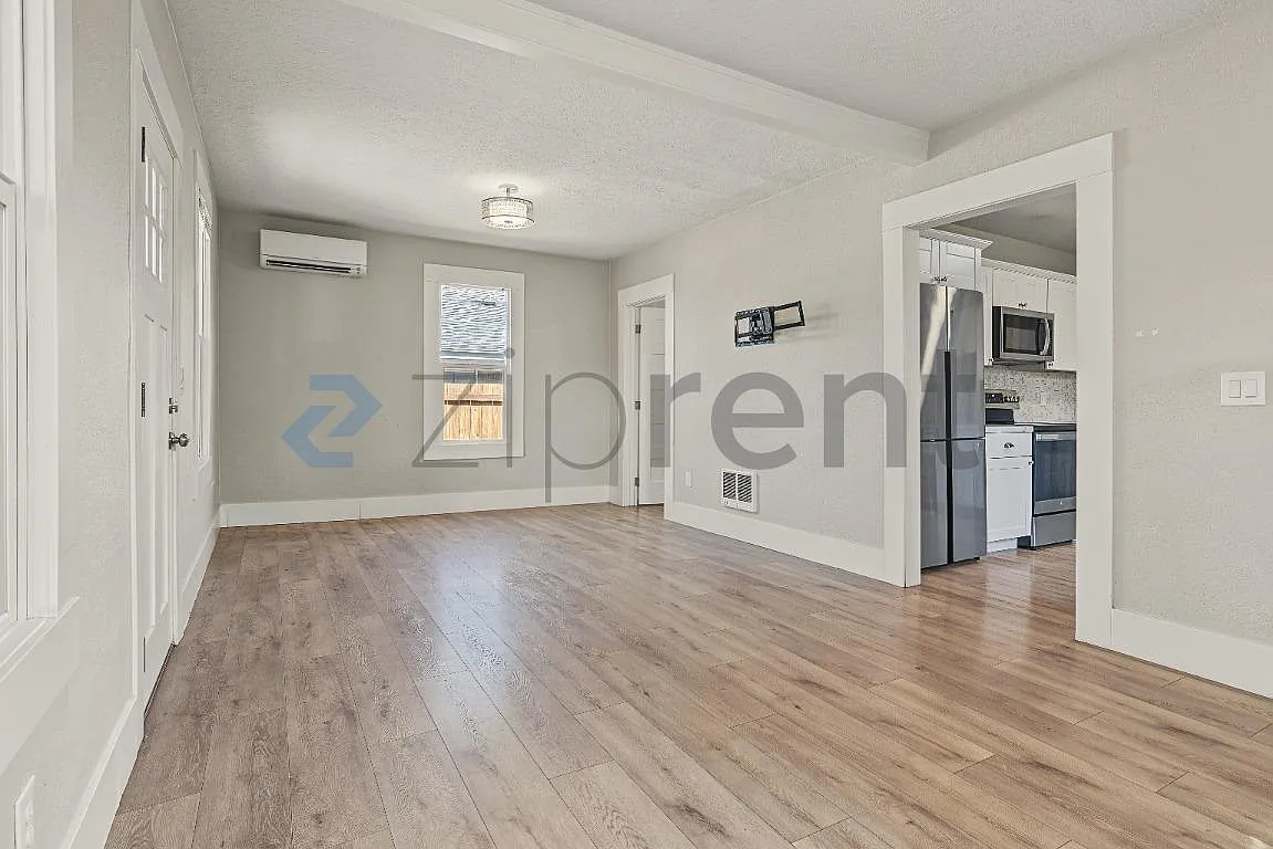 3 bed, 1390 sqft, $2,350 — Photo 4