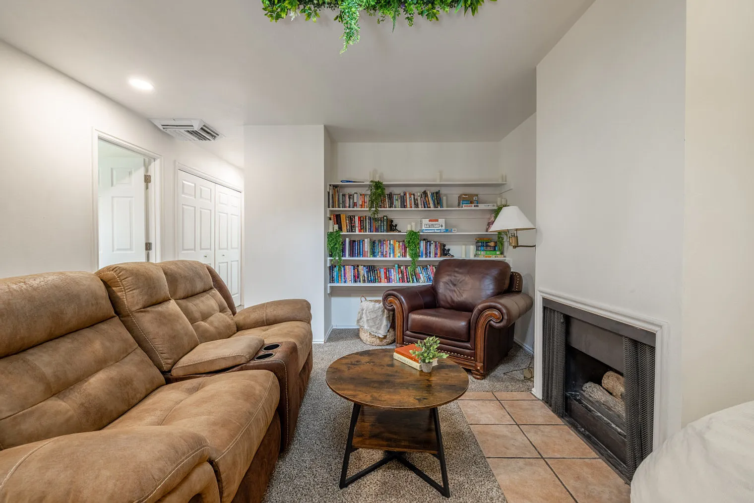 5 bed, 3.0 bath, 2346 sqft, $4,988 — Photo 4