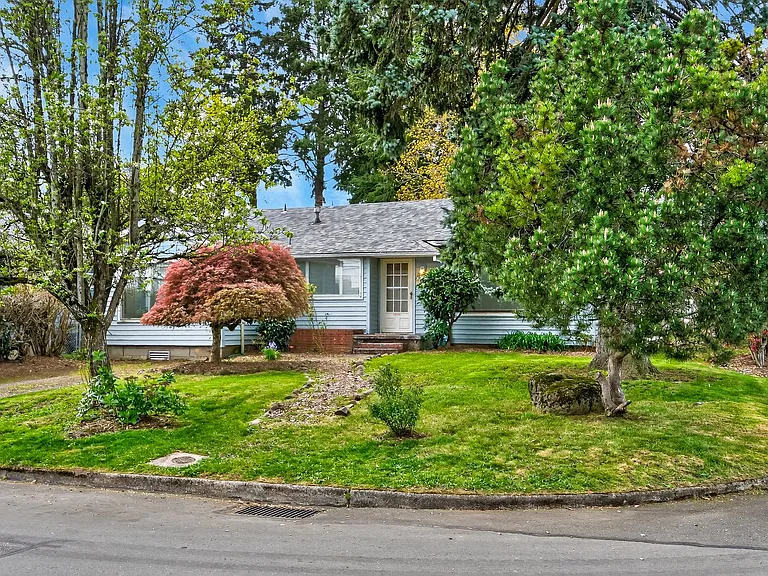 345 NW Norman Ave — Photo 2