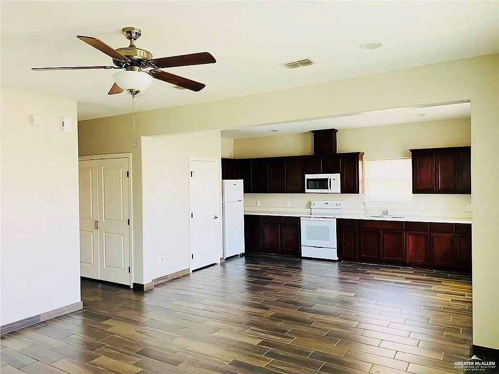 2 bed, 2.0 bath, 4160 sqft, $900 — Photo 2