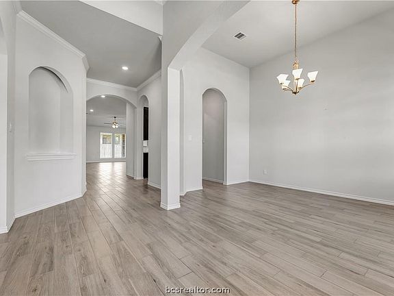 3rd image of 2704 Lakewell Ln
