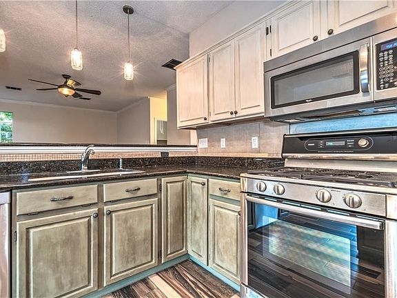 5th image of 1009 Oaklands Dr
