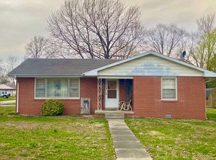 706 Washington St SW, Clay City, IL 62824