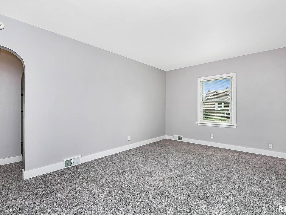 2052 Hickory Grove Rd, Davenport, IA 52804 Zillow