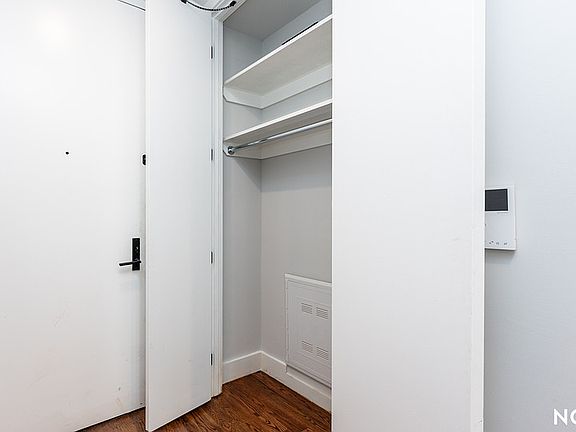 4th image of 31-61 Vernon Blvd #7V