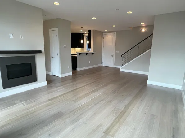 960 N San Antonio Rd #215, Los Altos, CA 94022