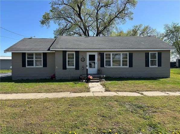 610 Main St, Henrietta, MO 64036