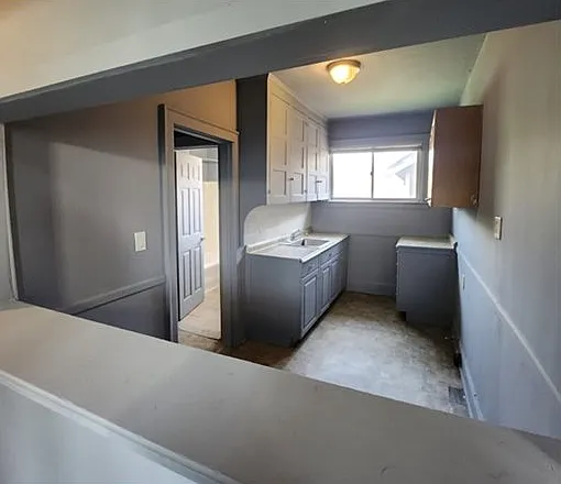 3 bed, 1.0 bath, 1200 sqft, $900 — Photo 3