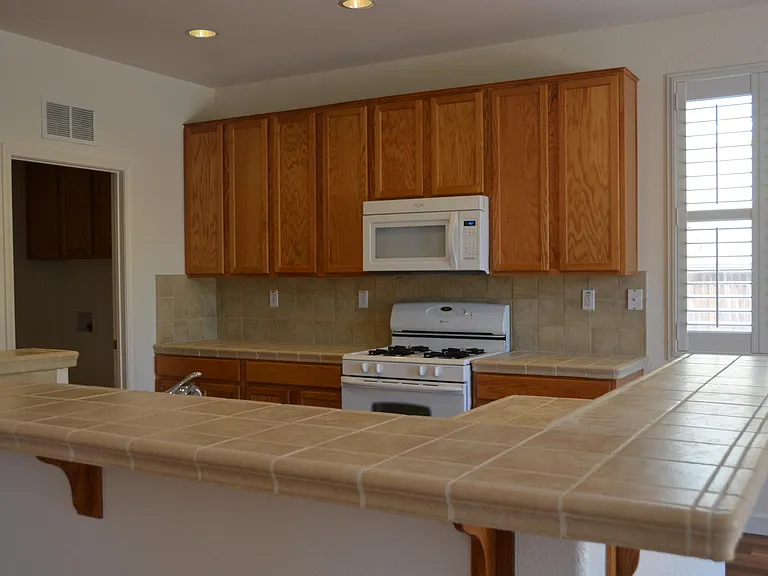 580 Lott Dr — Photo 3