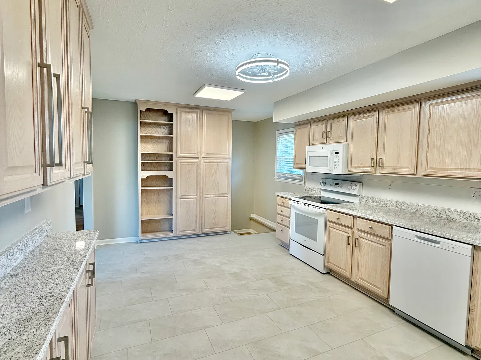 3 bed, 2700 sqft, $1,895 — Photo 2