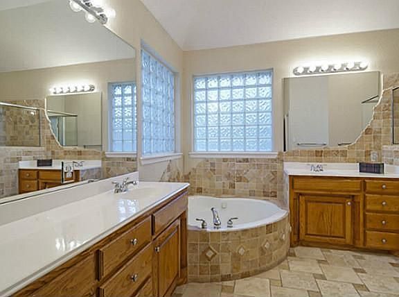 4th image of 8955 Leslie Ct
