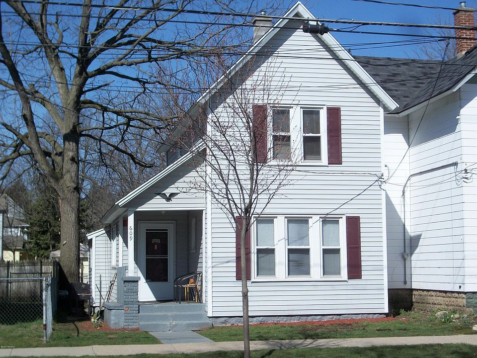 1st image of 609 Fremont Ave NW