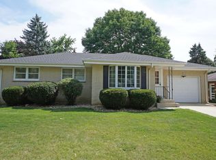 W170N8468 Lloyd Ave, Menomonee Falls, WI 53051