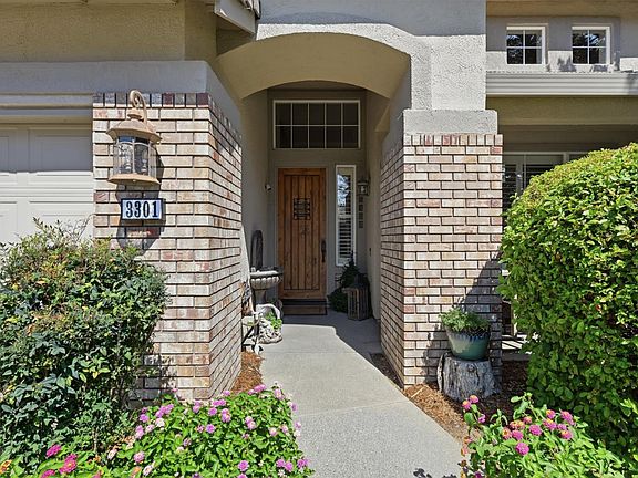 3rd image of 3301 Stonehurst Dr