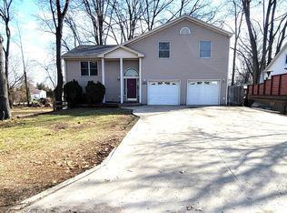 890 Tyrone Ave, Waterford, MI 48328