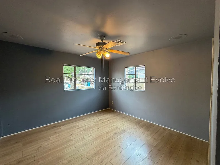 2307 W Rose Ln — Photo 14