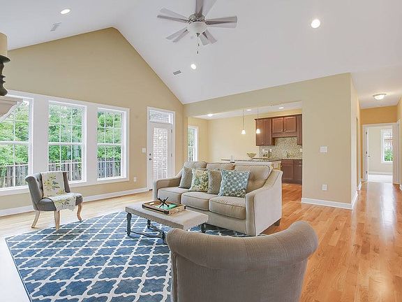 5th image of 608 Spencer Ct