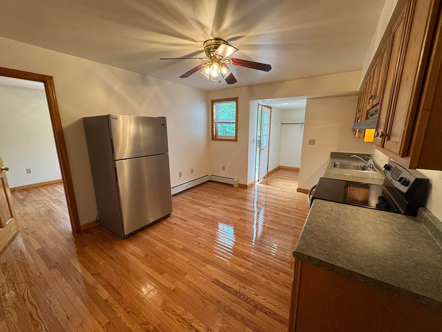 4 bed, 1.5 bath, 1500 sqft, $2,500 — Photo 4